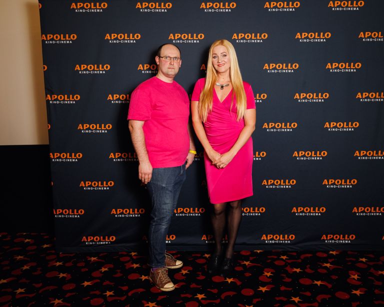 Apollo naistekas Solarise kinos – «Super-Mike'i viimane tants» Õhtujuht Kristinka ja Wõlu esindaja Janno. Nagu kokku lepitult, on mõlemad elurõõmsas erkroosas.