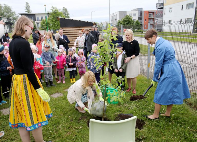 Ringkäigul istutasid president Kersti Kaljulaid ja Lotte lasteaia direktor Viive Vellemaa lasteaia hoovi puu.