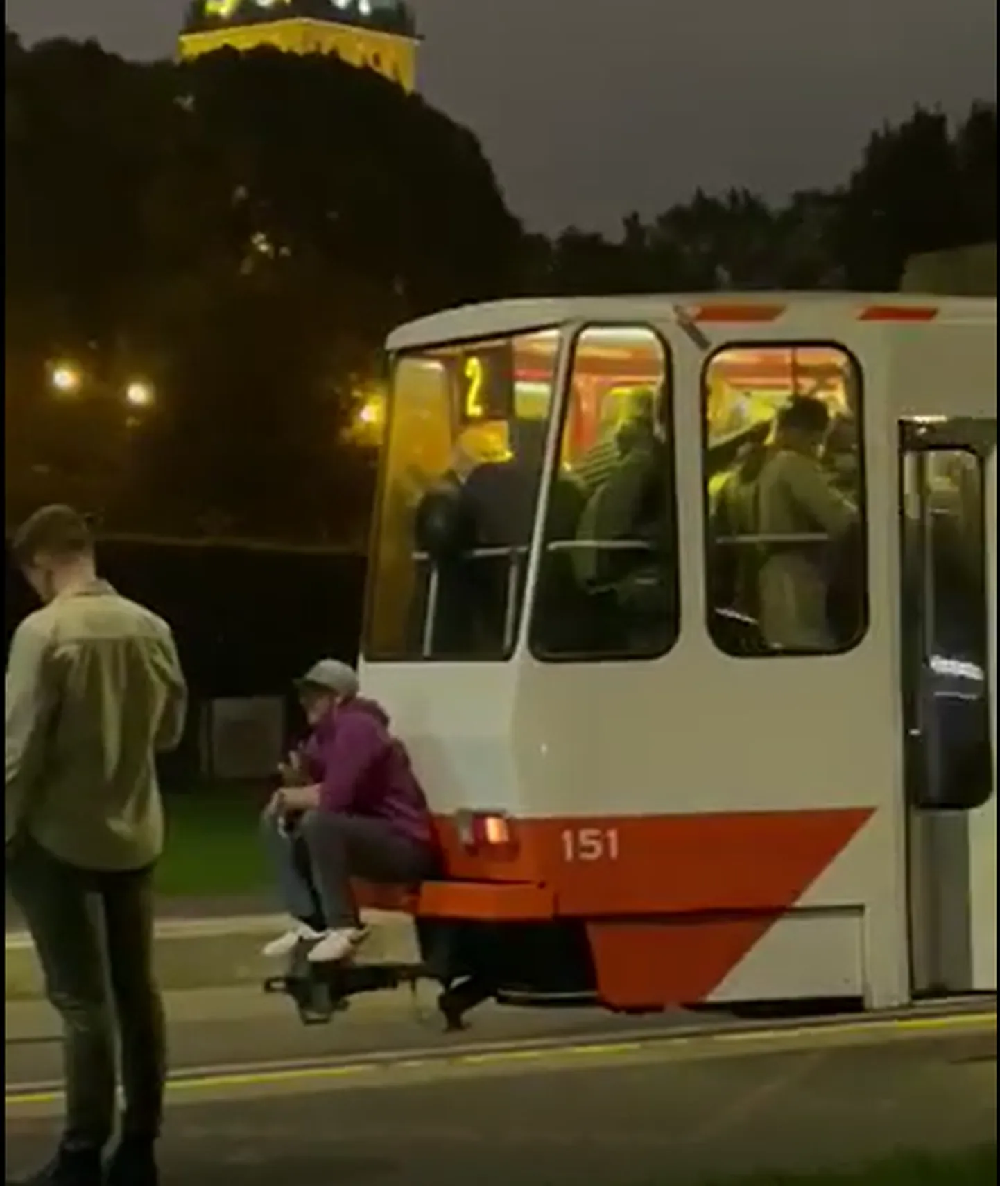Noormees Tallinnas jänest sõitmas.