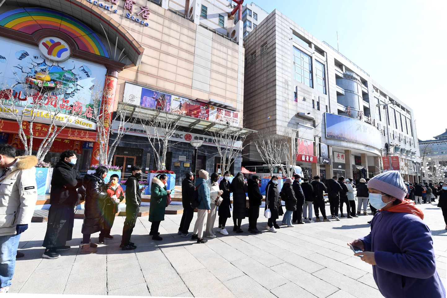 Maskotti himustavad inimesed Xin Dong'ani kaubanduskeskuse ees järjekorras.