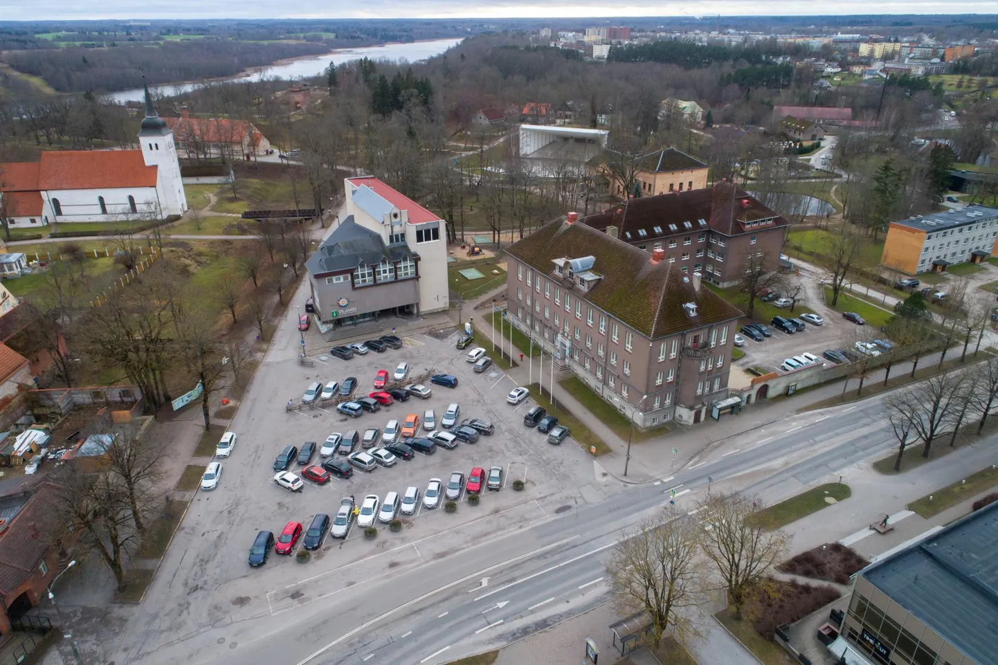 Viljandi kesklinna ehituse ühe osana lammutatakse ametite maja.
