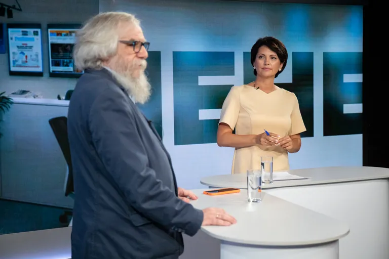 Студия Postimees: Финляндия закрылась от Эстонии намеренно? / Одежда ведущей: Tallinna Kaubamaja / Kairi Vilderson