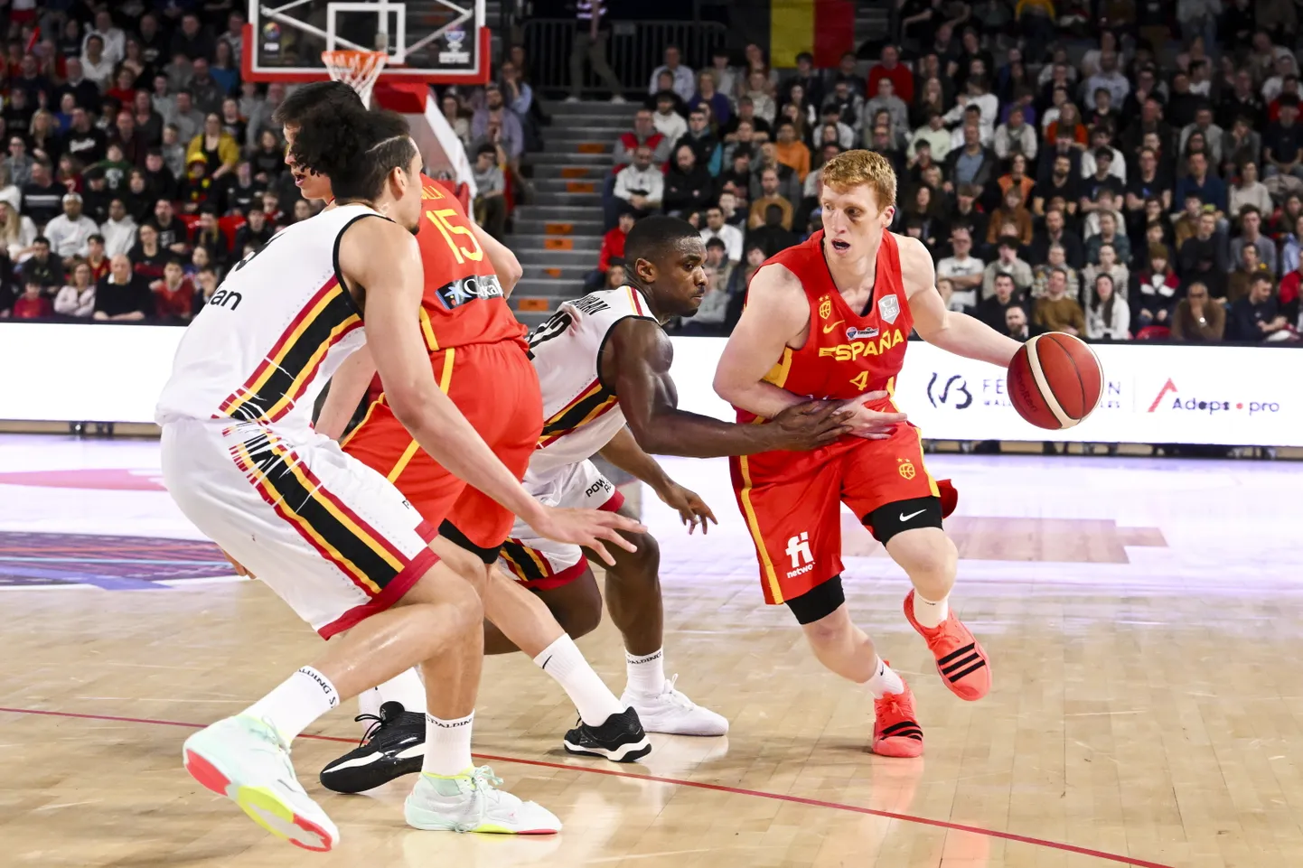 Hispaania mängija Alberto Diaz (palliga), teda on katmas Belgia kõige resultatiivsemaks mängijaks kerkinud Retin Obashohan (paremalt teine).