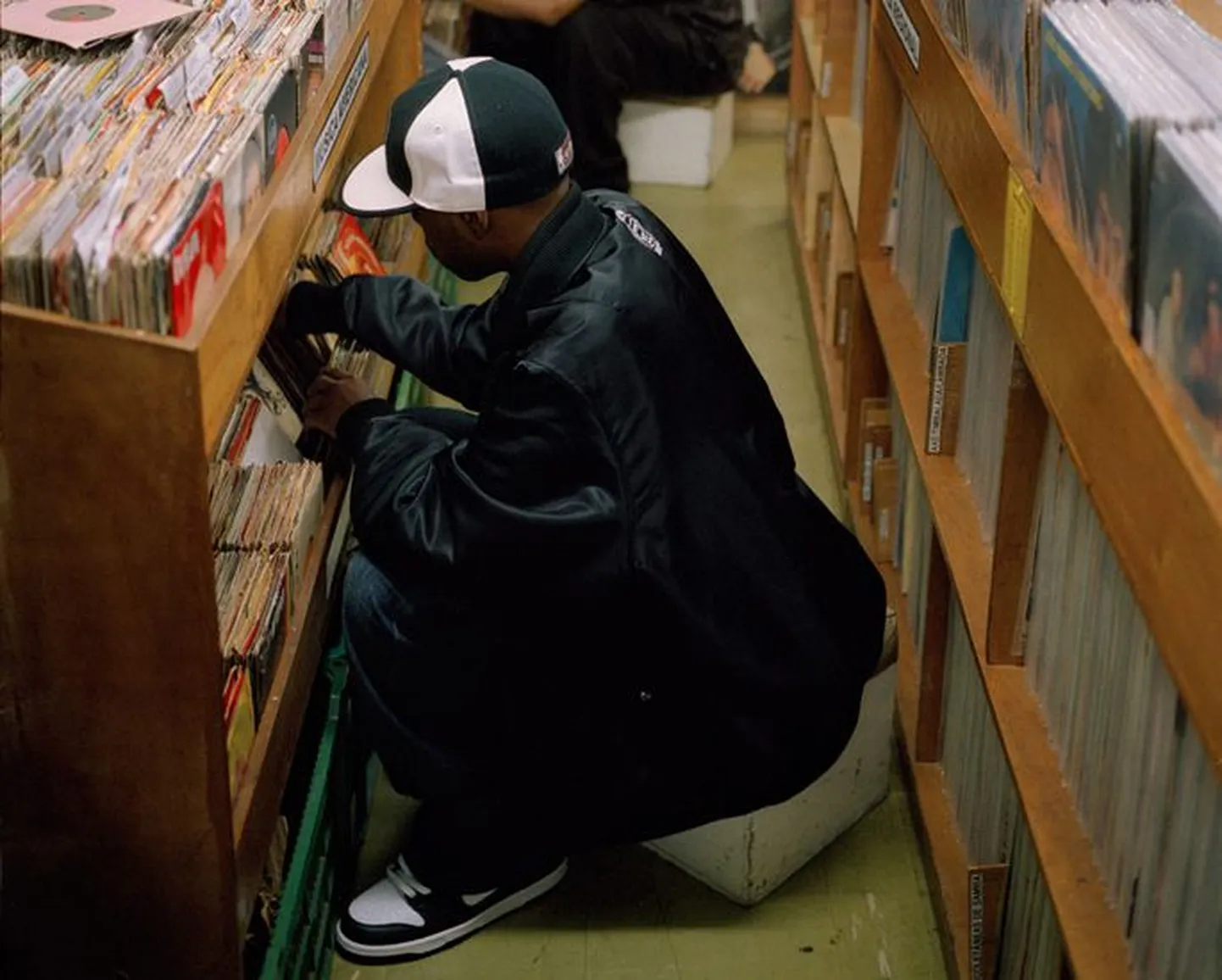 Legendaarne vinüülifetishist, meie hulgast lahkunud hip-hop-produtsent J.Dilla vinüülide kallal.