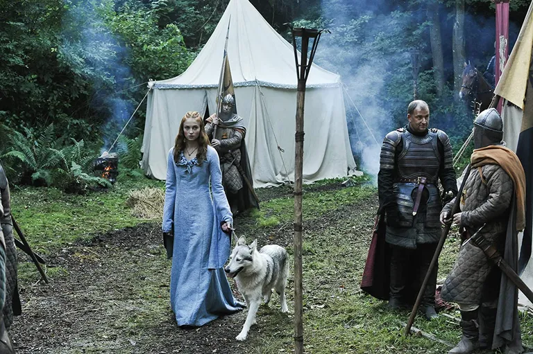 Sophie Turner (sinise kleidiga) ja Zunni (koer).