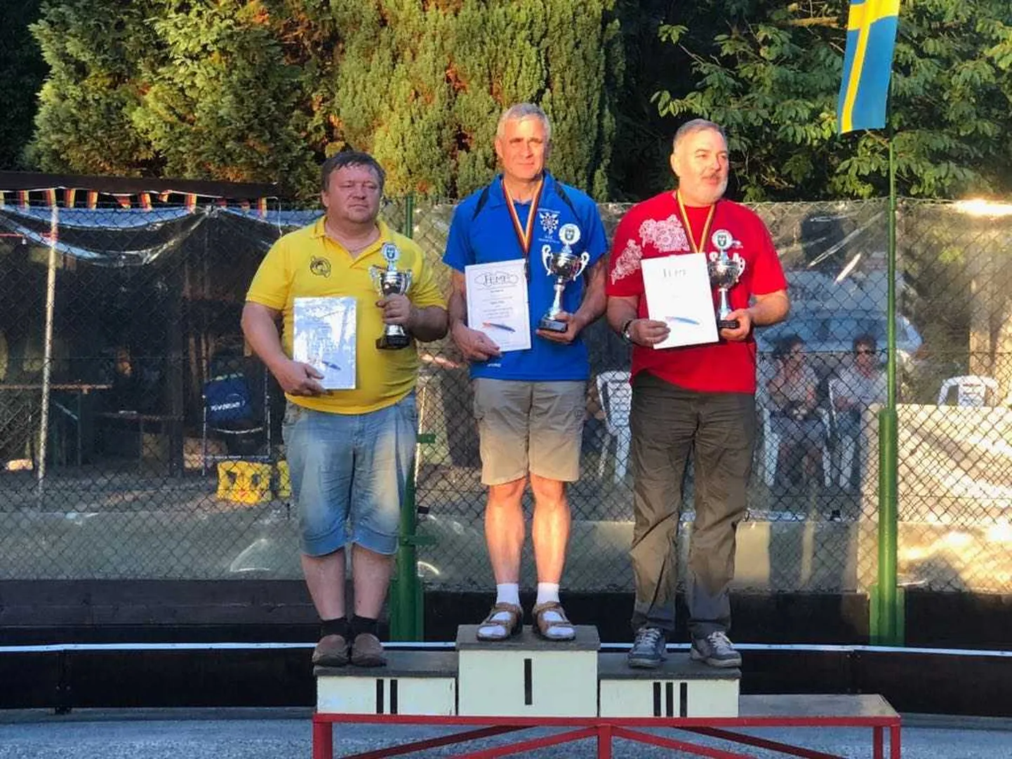 Keskel Euroopa võistkondliku karikaga Lembit Vaher. Vasakul teise koha Ukraina esindaja ja paremal Venemaa esindaja.