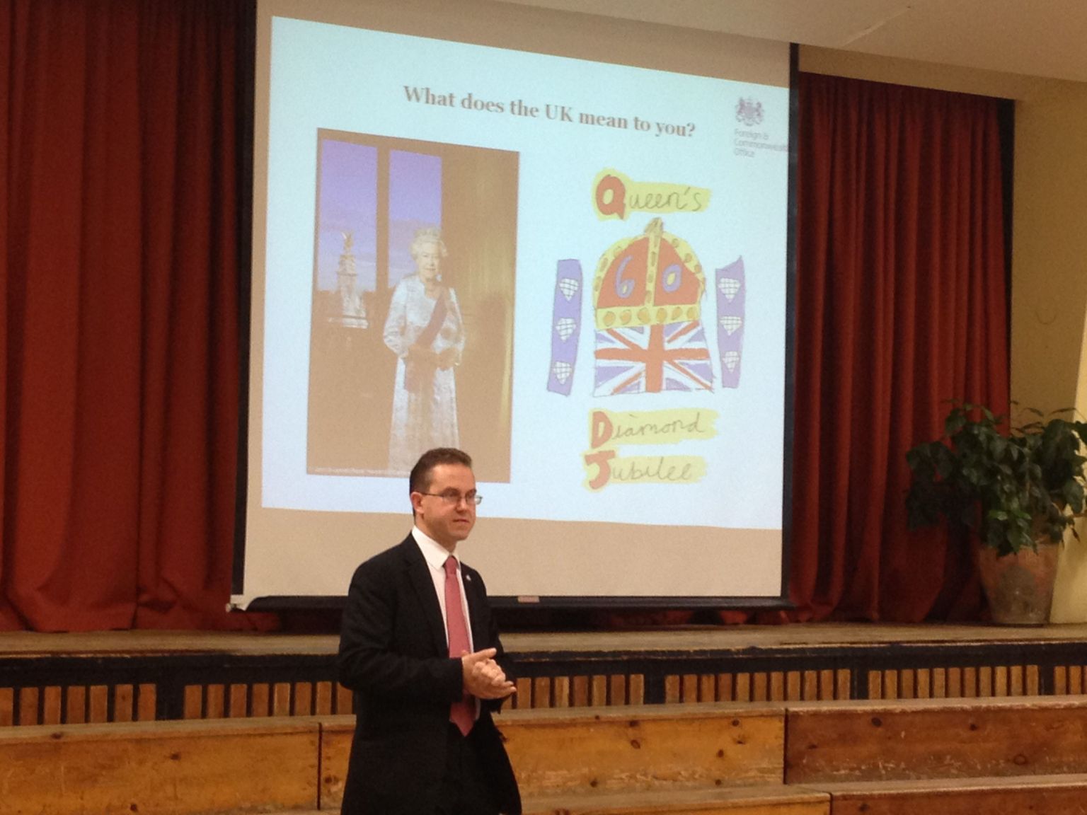 Suurbritannia suursaadik Chris Holtby külastas Pärnu ühisgümnaasiumi.