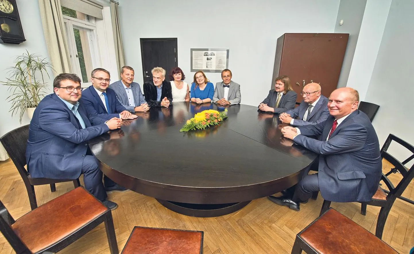 Haridus- ja teadusministeeriumi uue kooliaasta aktusele oli eile kutsutud ka meeskond, kes tegeles asutuse Tartusse toomisega. Pildil 
vasakult Raivo Trummal, Janar Holm, Riho Raave, Peep Ratas, Anu Ulp, Leelo Muru ja Tõnis Lukas.