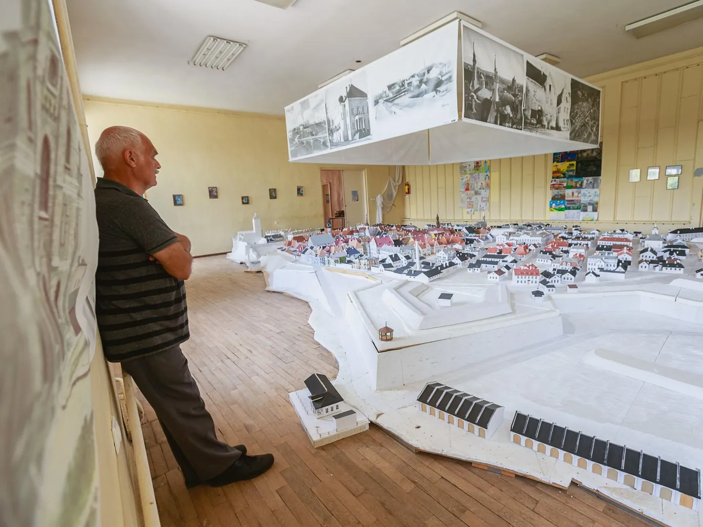 Fjodor Šantsõn hakkas sõjaeelse Narva maketti mõõtkavas üks sajale maja maja järel tegema 1995. aastal. Nii nägi papist linn välja Narva raekoja saalis, ent 2019. aastal võeti makett lahti ning koliti lattu. Maketile uue eksponeerimiskoha leidmise küsimus on olnud juba kolm aastat lahtine.