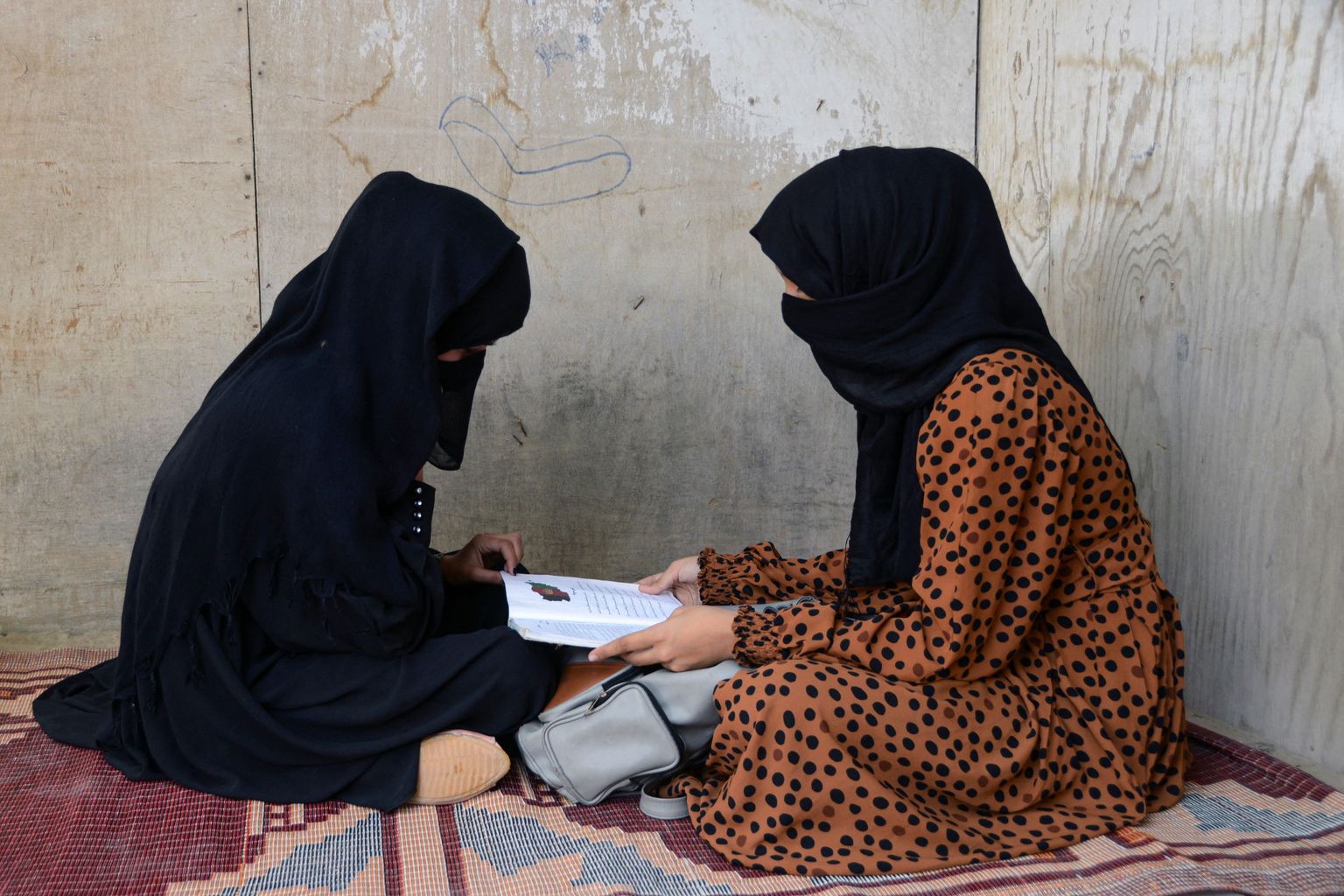 Kaks tüdrukut õppimas oma kodus Kandaharis, kuna Taliban keelas seni tüdrukutel keskkoolis käia.