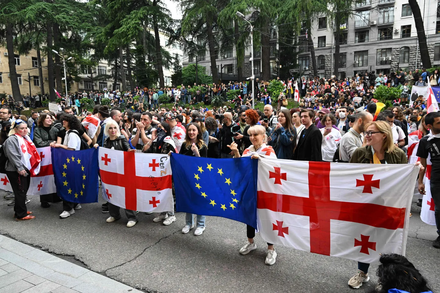 Välisagentide seaduse vastased meeleavaldajad Euroopa Liidu ja Gruusia lippudega Thbilisis 28. mail 2024. aastal.