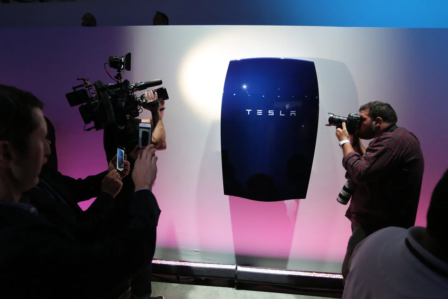 Tesla Powerwall paigutatakse seinale, mitut akupanka saab omavahel ühendada tõstmaks selle salvestusmahtu.