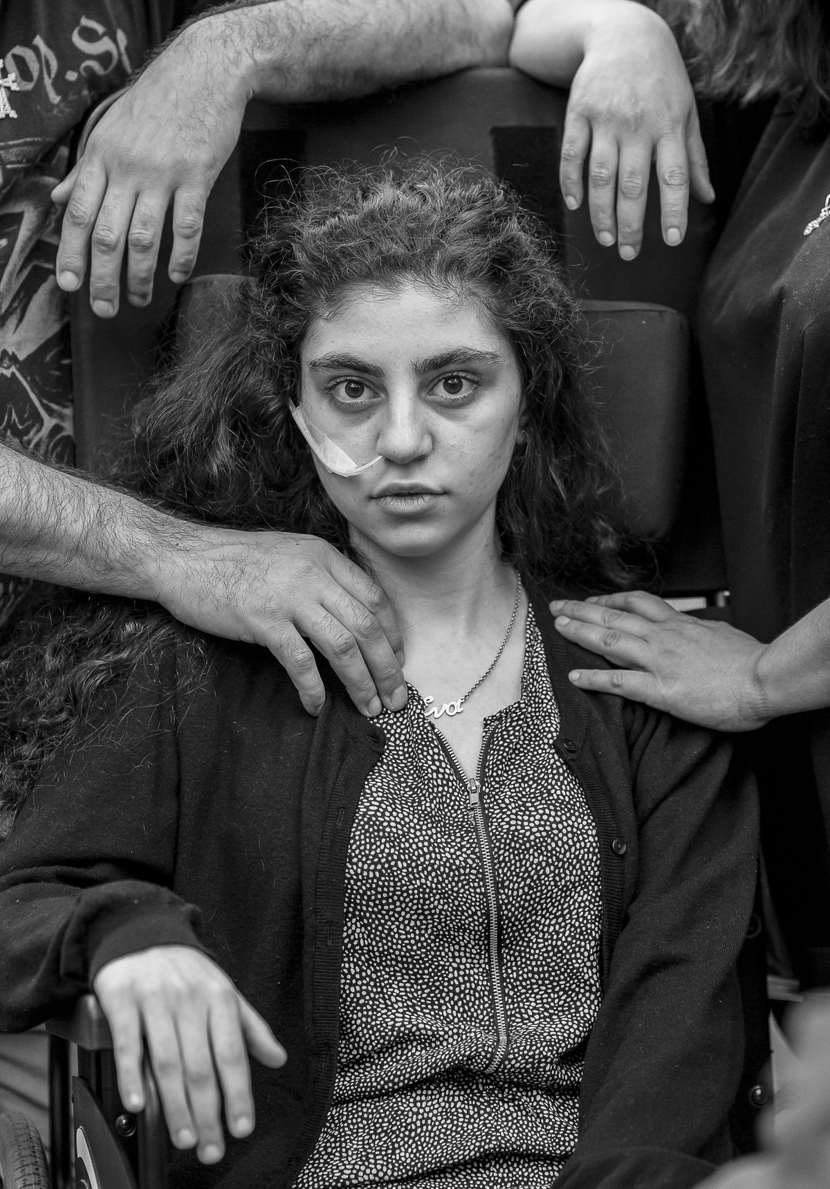 Ratastoolis 15-aastane Armeenia tüdruk Ewa, kes on hiljuti ärganud katatoonilisest seisust, mille põhjustas väljalülitumise sündroom. Ta on Poolas Podkowa Leśnas pagulaste vastuvõtukeskuses, ümbritsetuna vanematest. 1. juuni 2019.