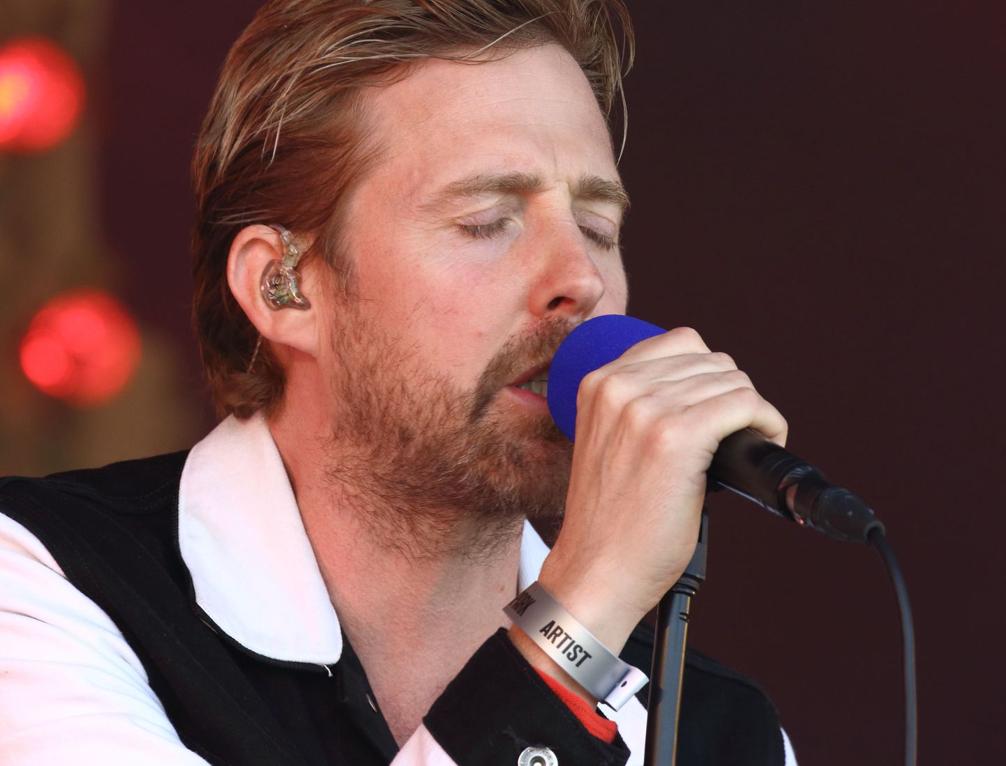 Inglise ansambel Kaiser Chiefs ja laulja Ricky Wilson esinemas 12. septembril 2020 Suurbritannias Knebworth Parkis