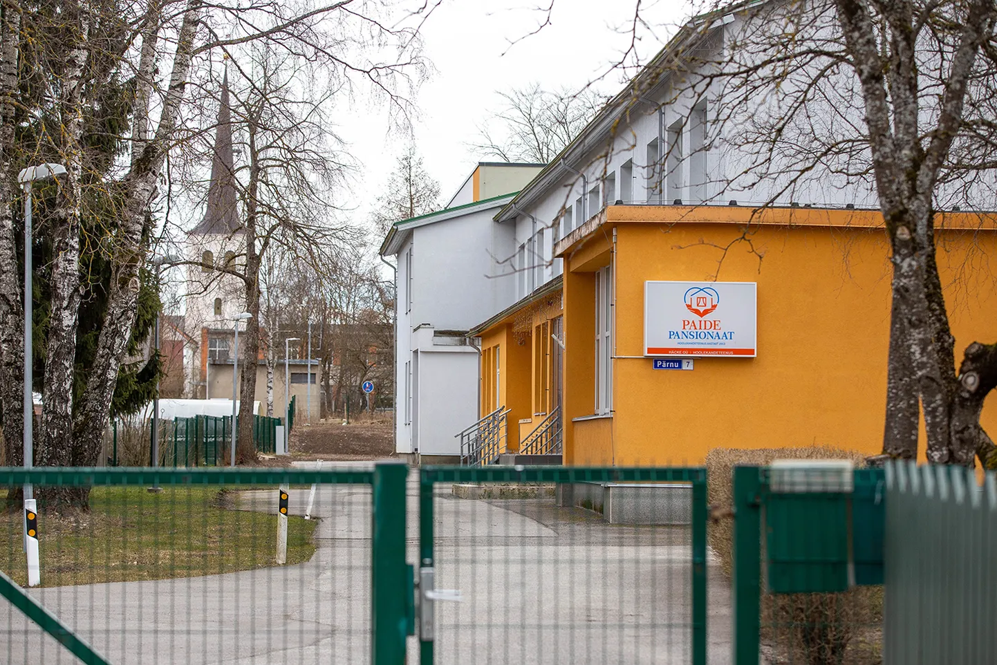 Nagu teistes hooldekodudes, kehtib täielik külastuskeeld ka OÜ Häcke hallatavas Paide pansionaadis. Epideemiapuhangu tõttu on märkimisväärselt vähenenud ka OÜ Häcke hooldekodude elanike hulk ja lähiajal neid ettevõtte teatel juurde oodata pole.