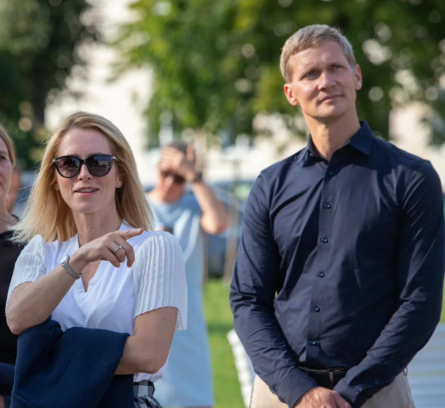 Pärast mitmepäevast pausi saabus reedel peaminister Kaja Kallase abikaasalt Arvo Hallikult teade, et ta müüb oma osaluse Venemaal tegutsenud firmas, ent eksperdid pole kindlad, kas see ei saabunud liiga hilja.