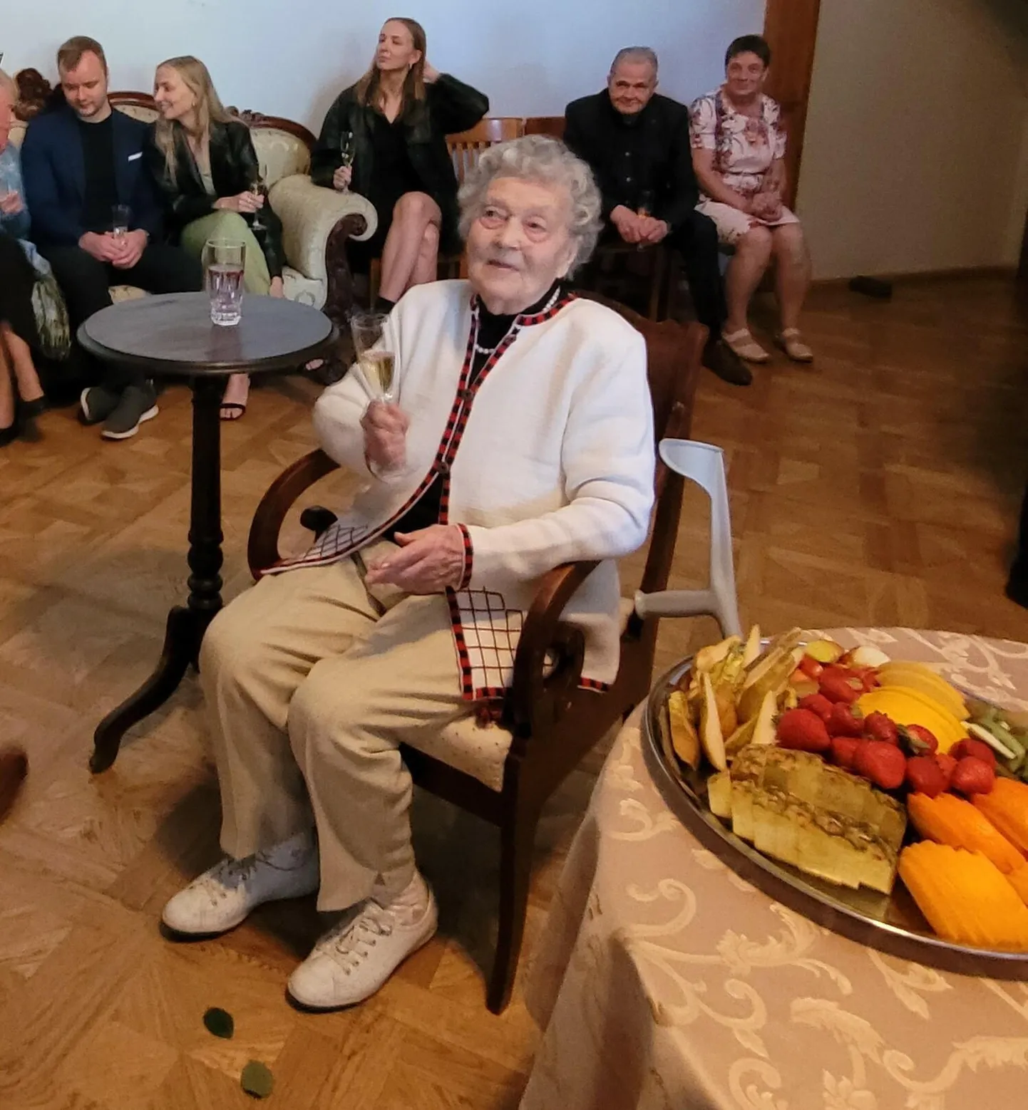 Asta Land tähistas oma 100 aasta juubelit Olustvere lossis.