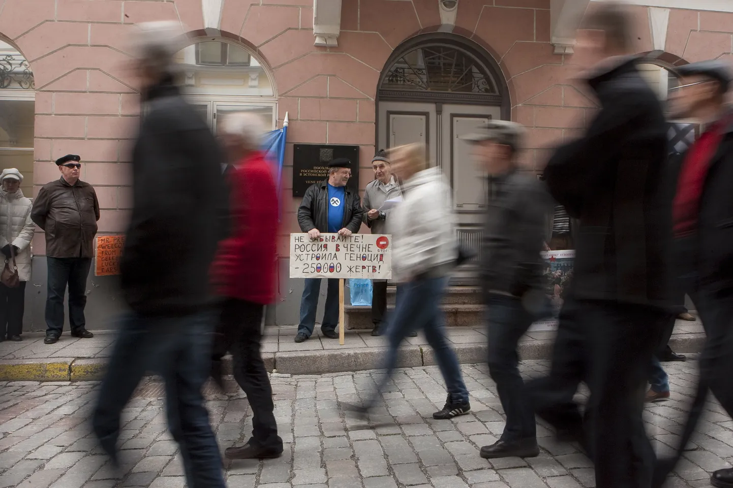 Прохожие не обращали внимания на пикет националистов у посольства РФ