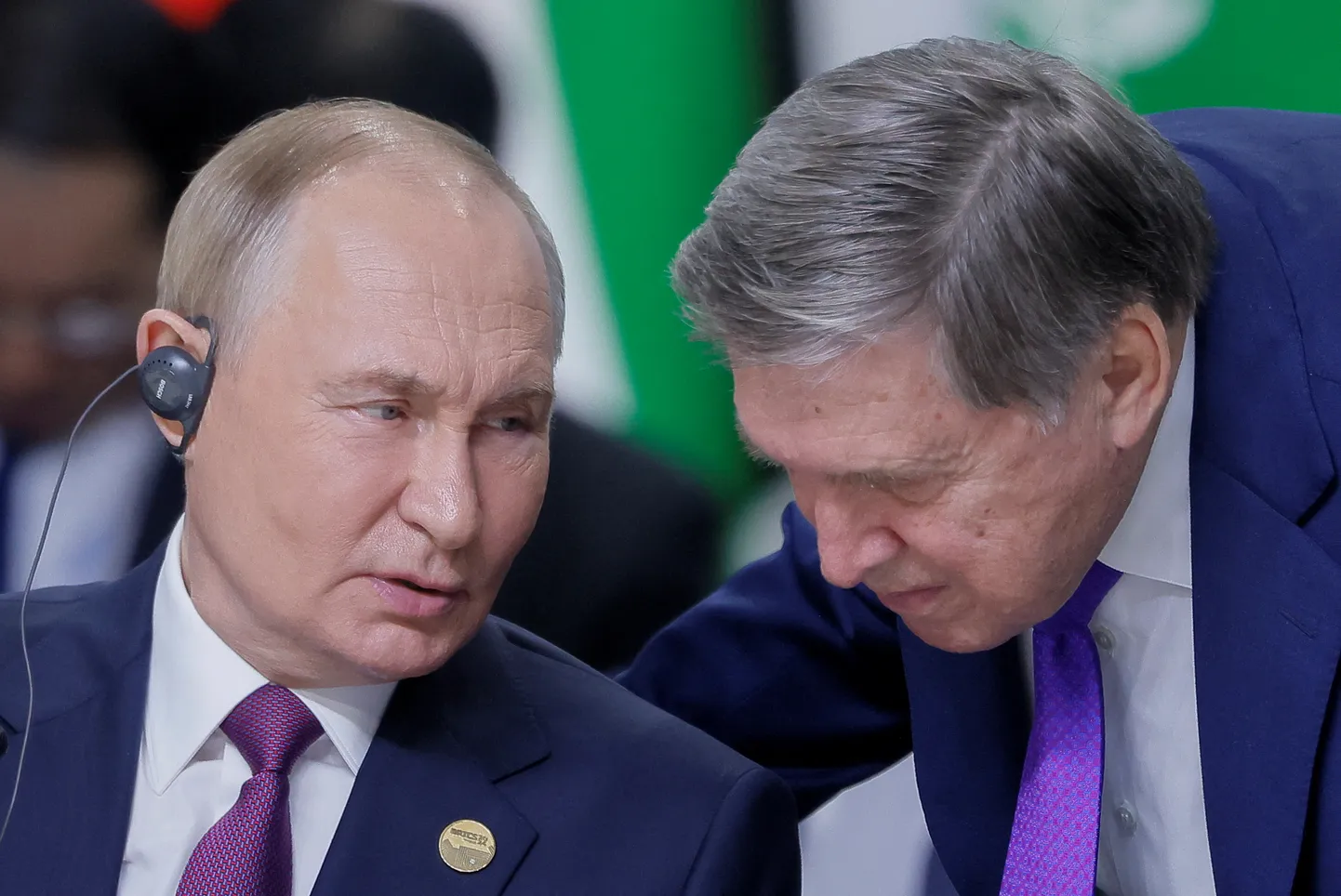 Krievijas diktators Vladimirs Putins un viņa padomnieks Jurijs Ušakovs