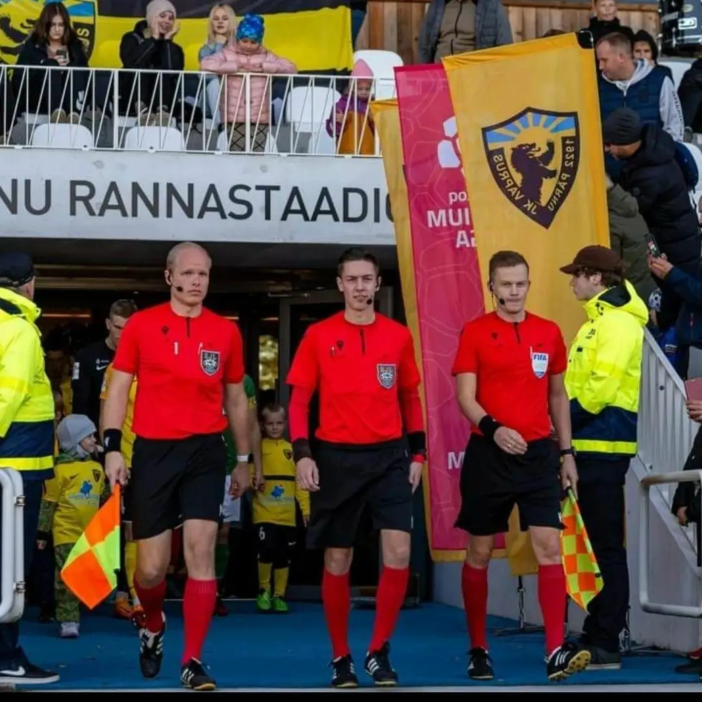 Voiteh Karnatsevitš (keskel) sammub kohtunikebrigaadiga Pärnu rannastaadionile oma elu esimest Premium liiga mängu vilistama.