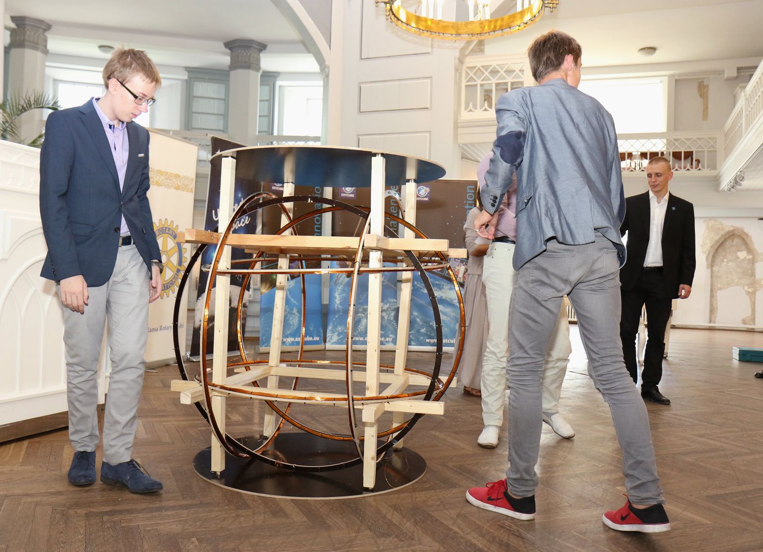 Tartu observatooriumi ja Tartu ülikooli 2015. aasta teadusmalevas osalejad ehitasid nelja nädala jooksul Helmholtzi puuri.