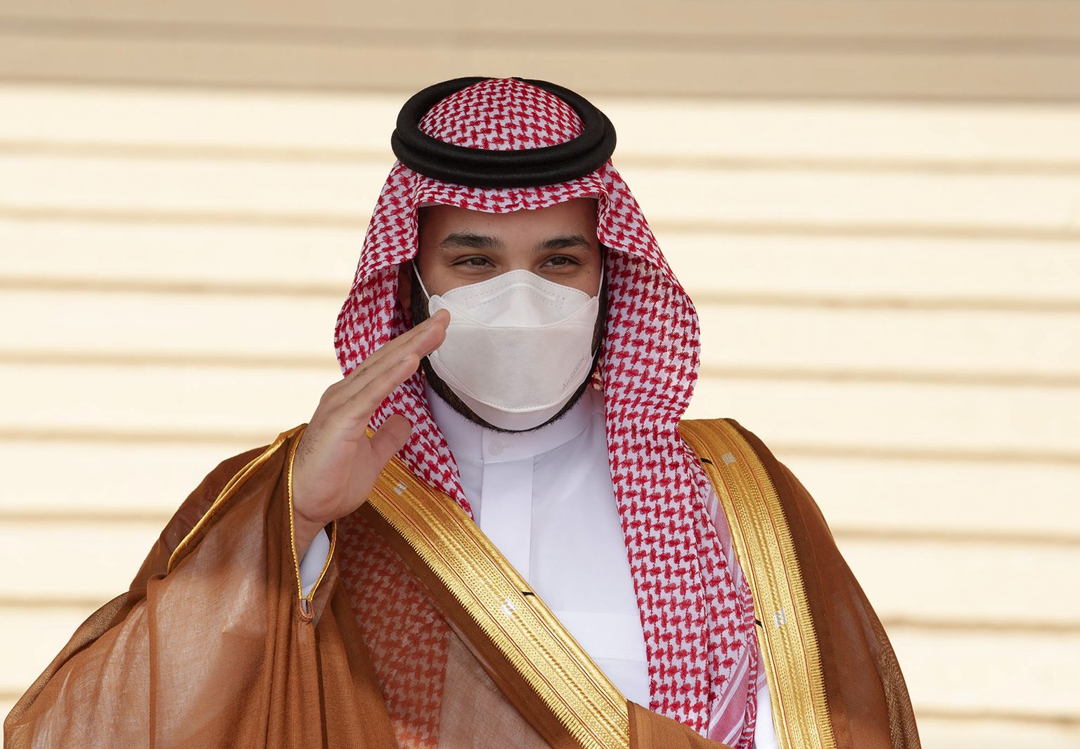 Saudi Araabia kroonprints Mohammed bin Salman valmistumas vastu võtma Iraagi peaministrit Mustafa al-Kadhimit Riyadhi lennuväljal 31. märtsil.