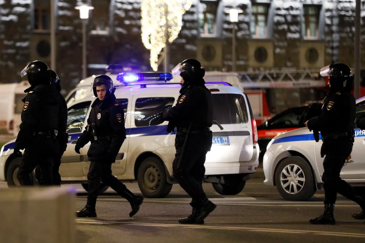 Сотрудники полиции у здания ФСБ