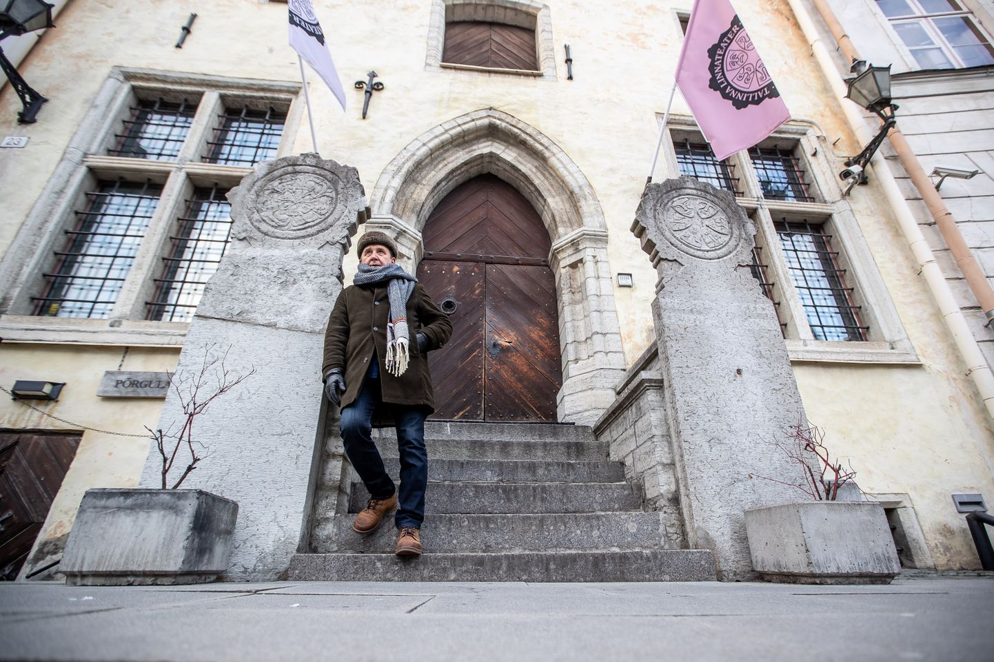 Elmo Nüganen Tallinna Linnateatri ees