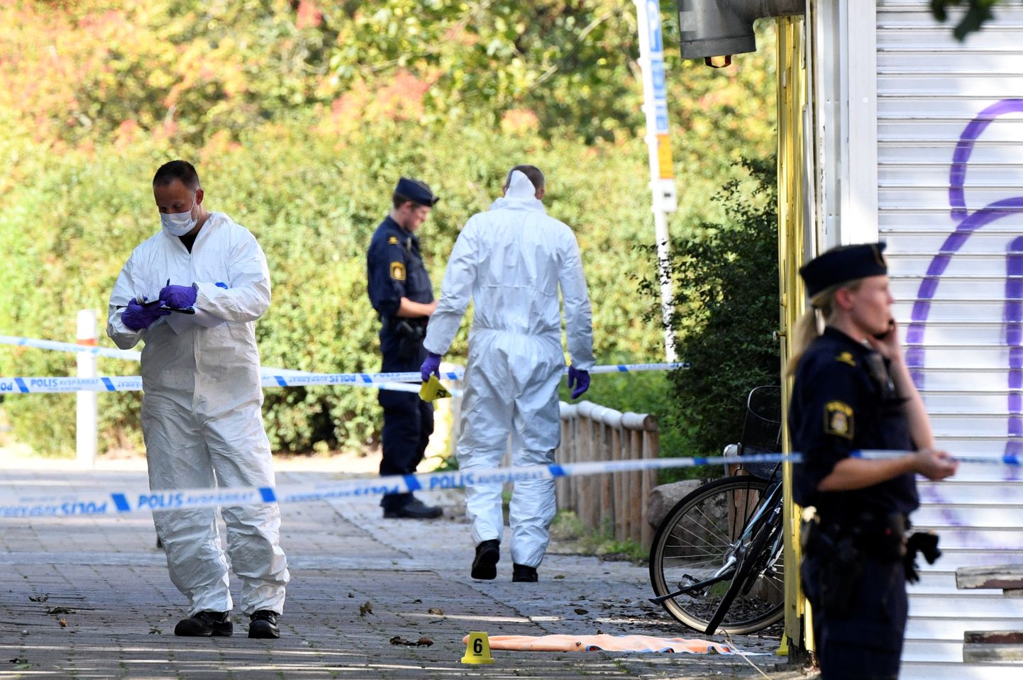 Kriminalistid uurimas üleeile Malmö Ribersborgis toimunud tulistamist, kus tapeti 30-aastane naine.