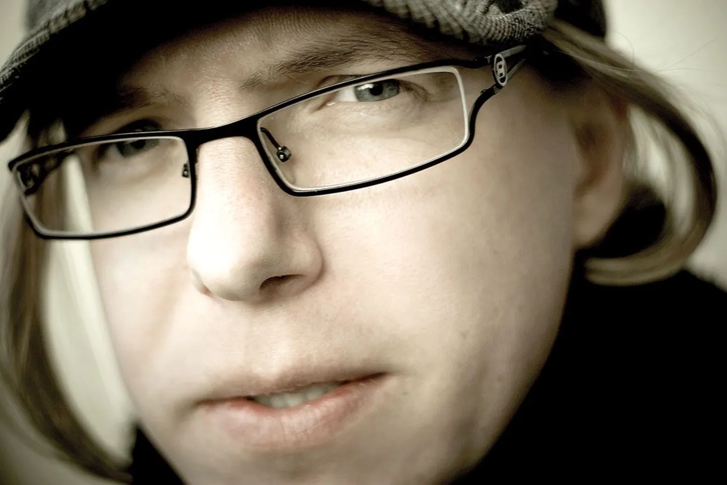 Kirjanik, lavastaja ja Vikerraadio toimetaja Urmas Vadi käib ringi üha pikemate juustega. Ta lubas tädi Annele, et ei lõika juukseid enne, kui romaan on valmis.