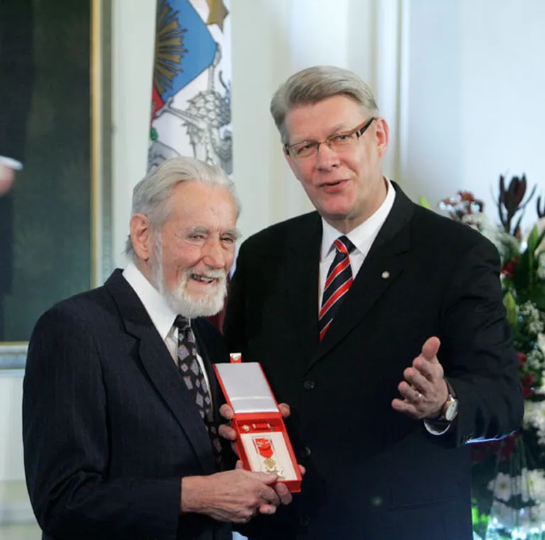Valsts prezidents Valdis Zatlers (no labās) un tulkotājs un atdzejotājs, vācu valodas un literatūras pasniedzējs, habilitētais filoloģijas doktors Valdis Bisenieks, kurš iecelts par Atzinības krusta komandieri par mūža darbu valodniecībā, svinīgajā valsts apbalvojumu pasniegšanas ceremonijā