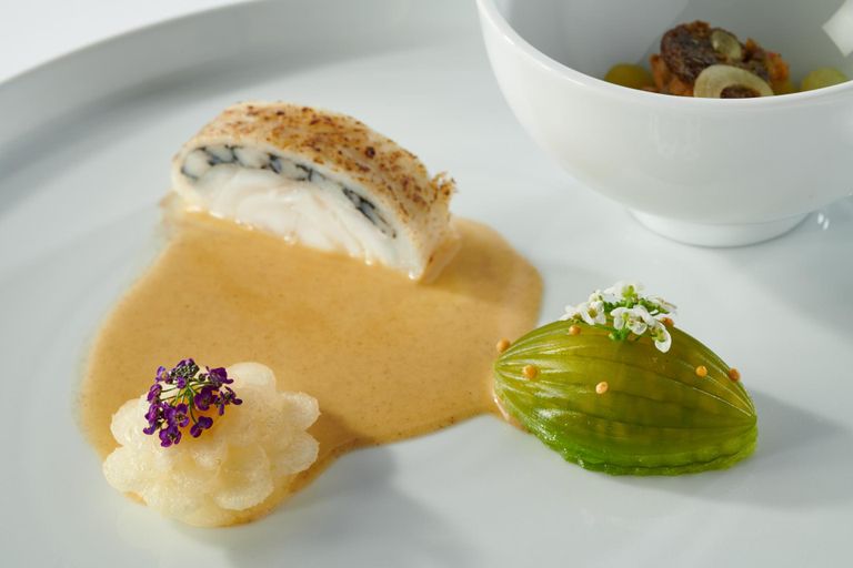 Рыбное блюдо на тарелке. Основные компоненты: морской черт, мидии и гребешки. Фото: Julien Bouvier / Bocuse d'Or