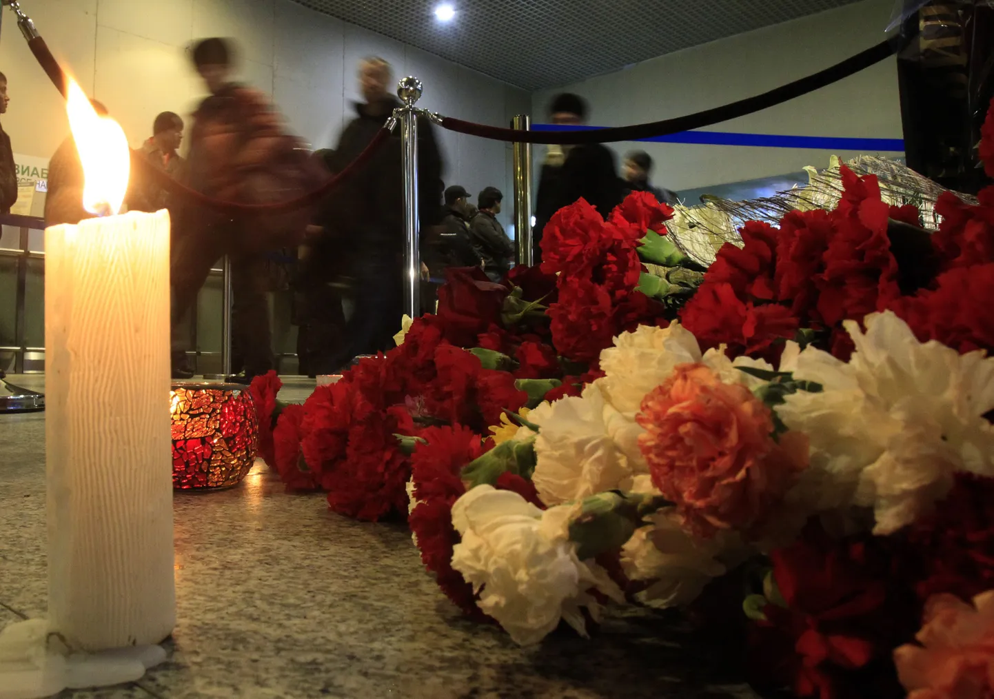 Lilled ja küünlad Domodedovo terminalis.