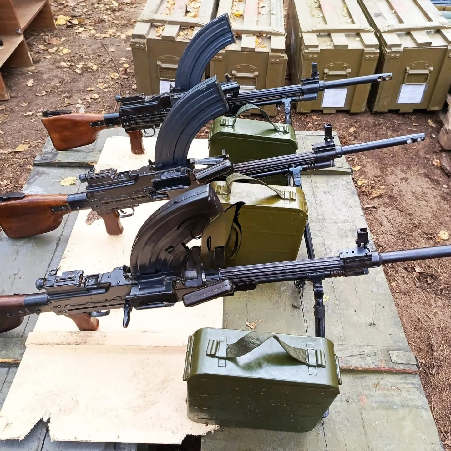 Type 73 relval on iseloomulik omadus, mis võimaldab tulirelval kasutada nii pealtlaetavat kastmagasini kui ka paremal küljel olevat laskemoonavööd.