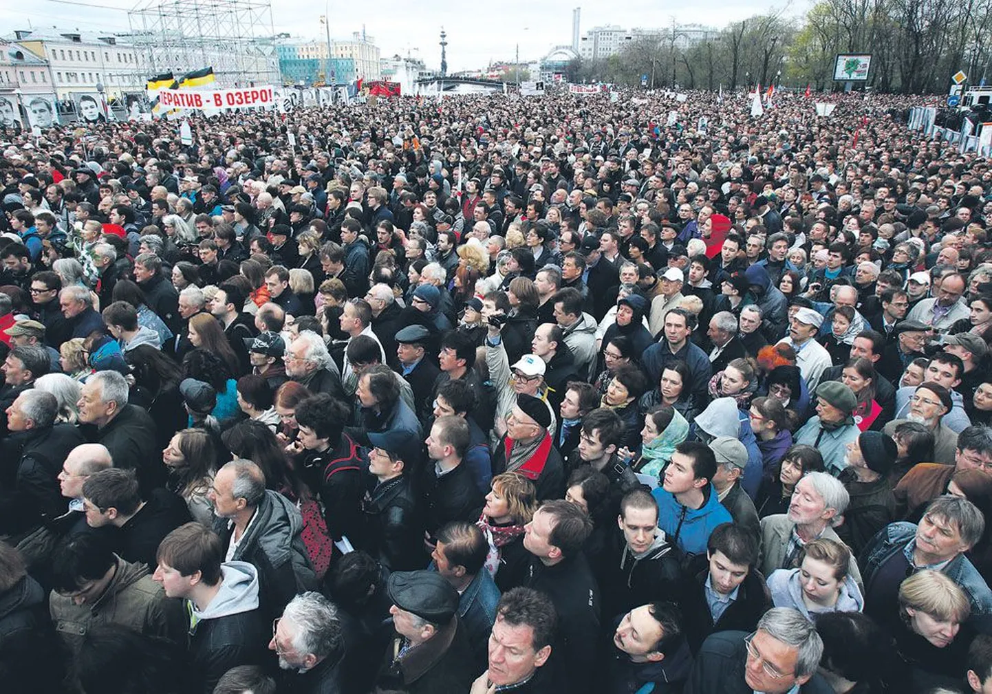 На митинг на Болотной площади в Москве, посвященный годовщине акции 6 мая 2012 года, когда произошли столкновения с полицией, пришли, по разным оценкам, от 8000 до 20 000 человек.