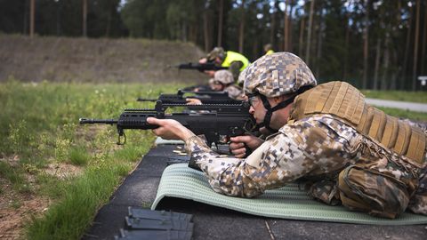 Izmeklē, vai Rītabuļļos sievieti sašāva ar bruņoto spēku dienesta ieroci