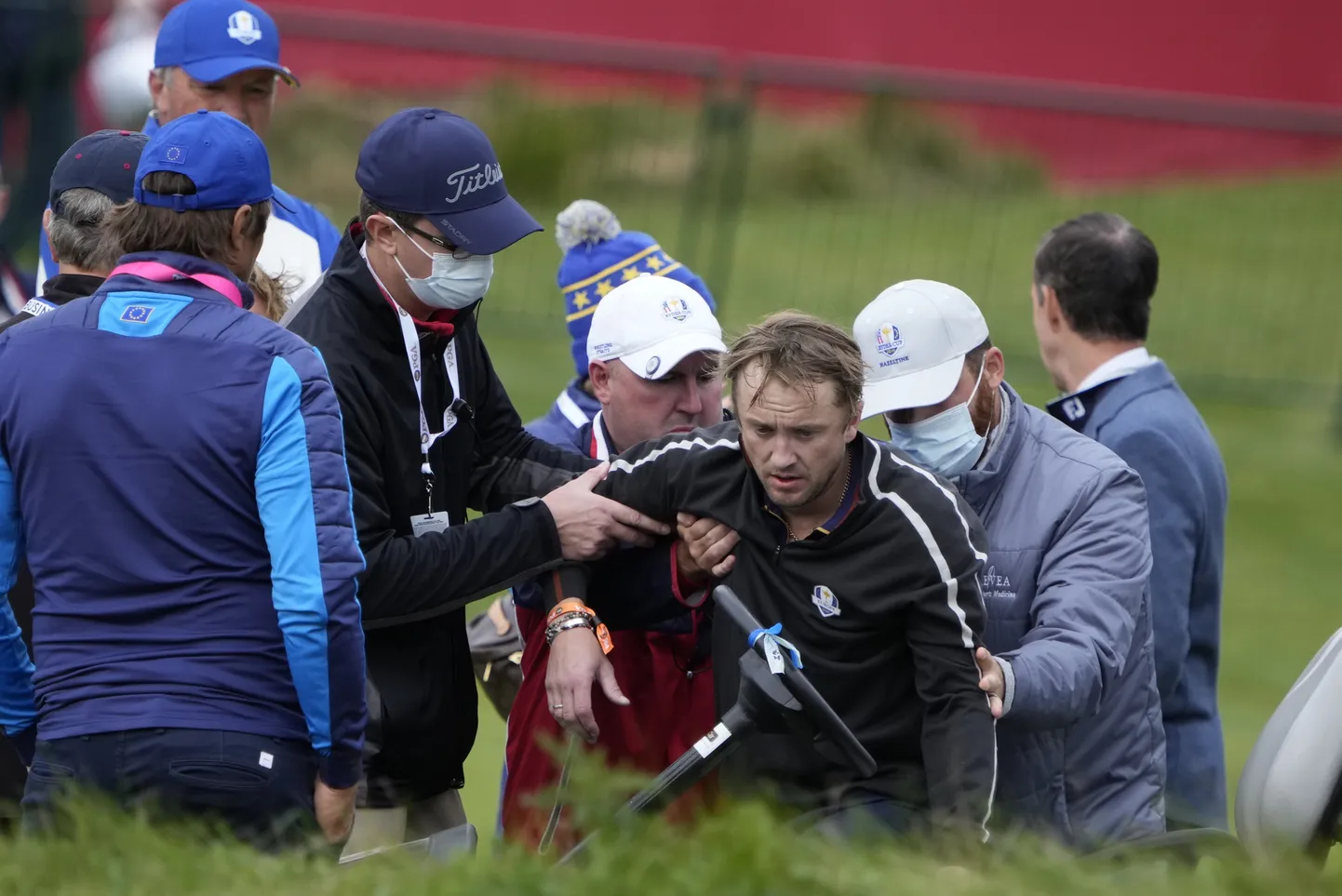 Tom Felton kukkus golfiväljakul kokku.