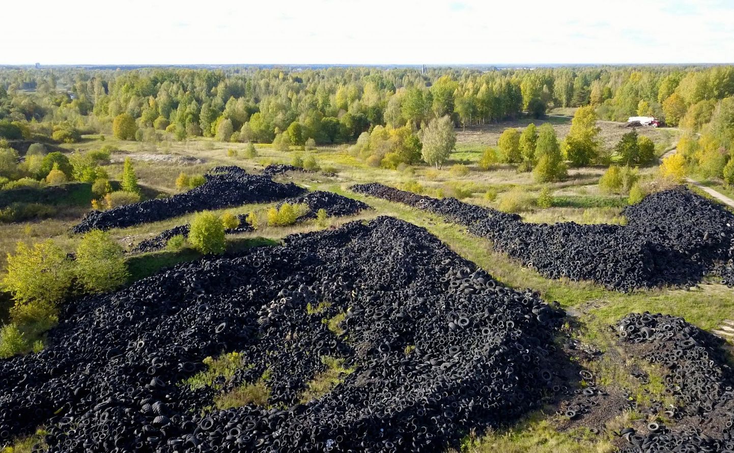 Aastatega on Raadi vanale sõjalennuväljale kogunenud 12 000 – 15 000 tonni vanu rehve. Eesti Energia tahab vanadest rehvidest õli tootmist alustada järgmisel aastal. 