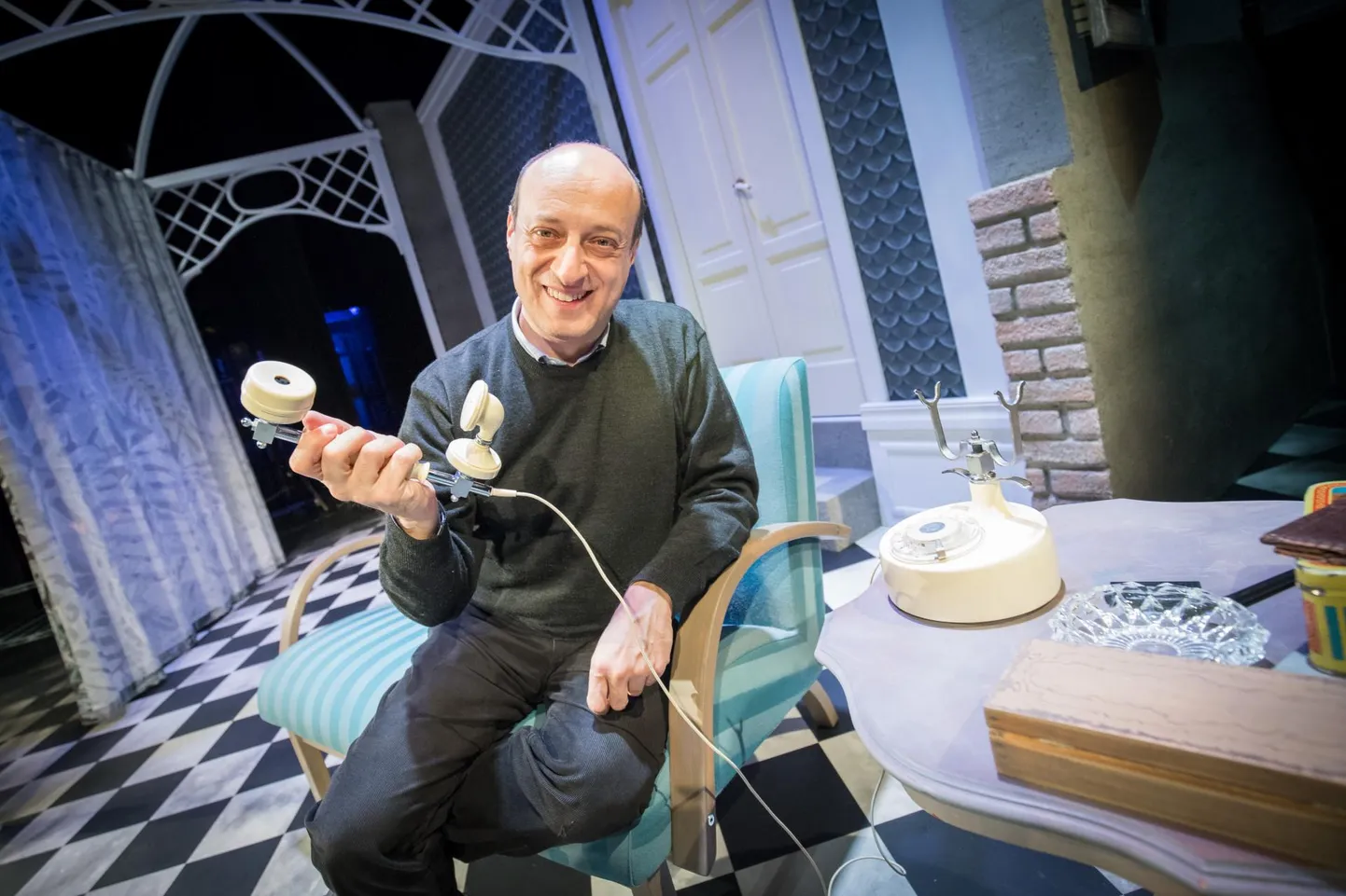 Giorgio Bongiovanni toob Rakvere teatri lavale itaalia komöödia “Kaks tosinat tulipunast roosi”.