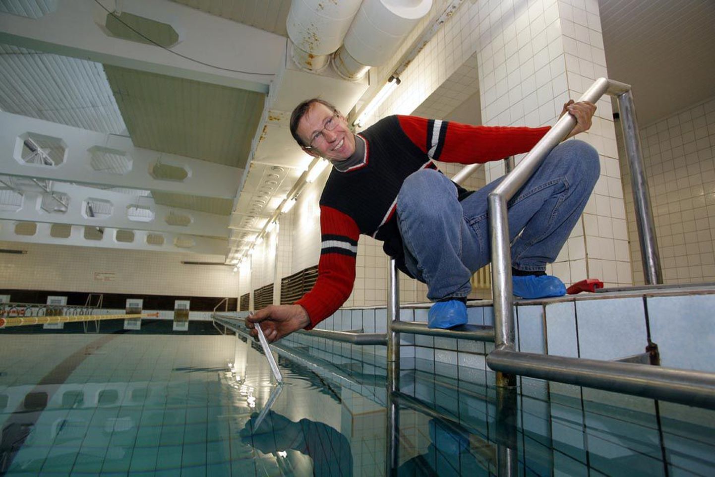 Kraadiklaas Raba ujulat haldava sõudeklubi Pärnu tegevjuhi Arvo Looritsa käes näitab, et veesooja on basseinis ujumise tarvis parasjagu.