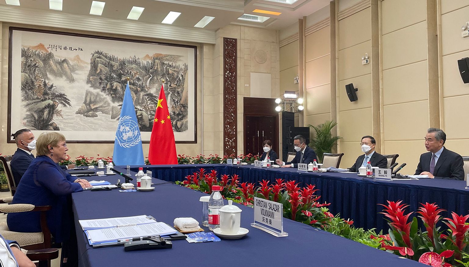 ÜRO inimõigusjuht Michelle Bachelet pidamas kõnelusi Hiina välisministri Wang Yiga.