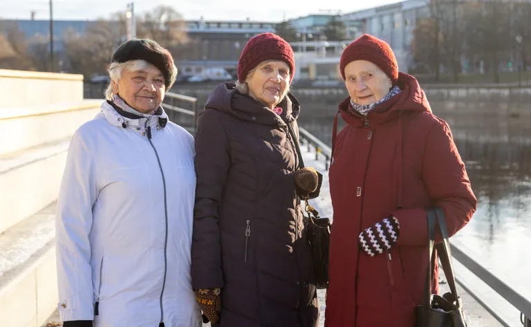 Naima Mutli, Viivi Kötsi-Kekorainen ja Hilda Kruustük tulid kolmekesi uut kaldapromenaadi kaema.