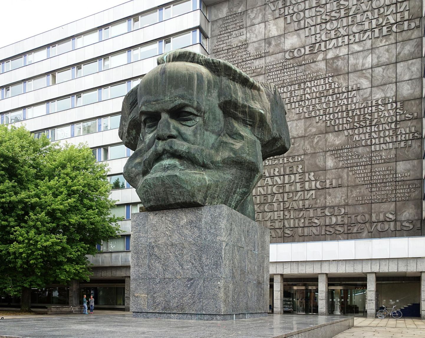 Saksamaa üüratu Karl Marxi monument, mis ühes postamendiga on tervelt 13 meetri kõrgune.