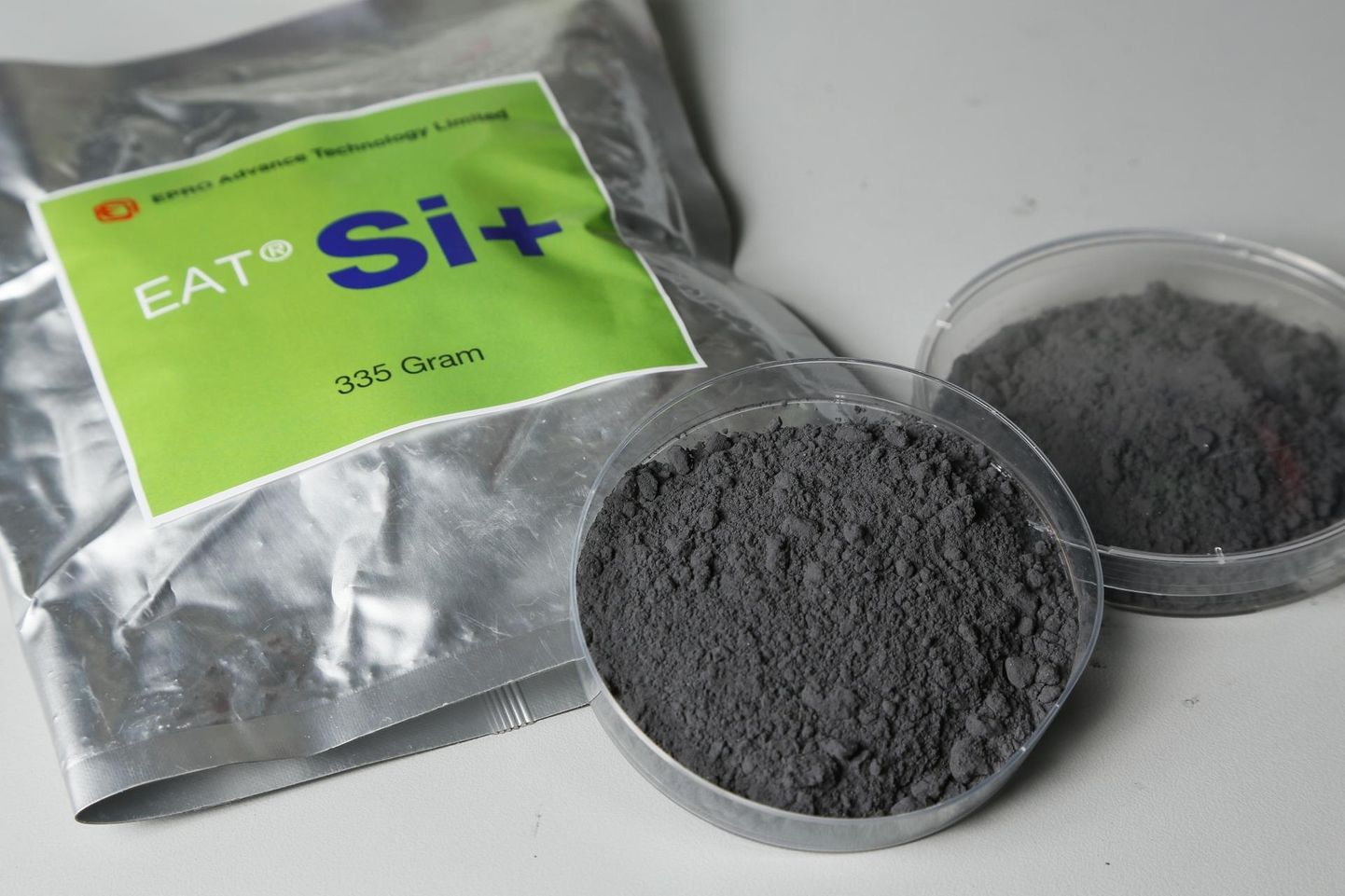 Hongkongis loodud Si+ nanopoorne materjal vesiniku salvestamiseks. 335-grammises pakendis sisalduvast vesinikust piisab, et sülearvutit paar-kolm tundi töös hoida.