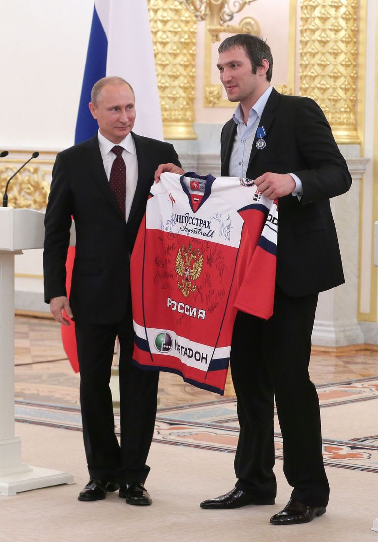 Ovetškin kinkis Putinile 2014. aastal Venemaa koondise särgi.