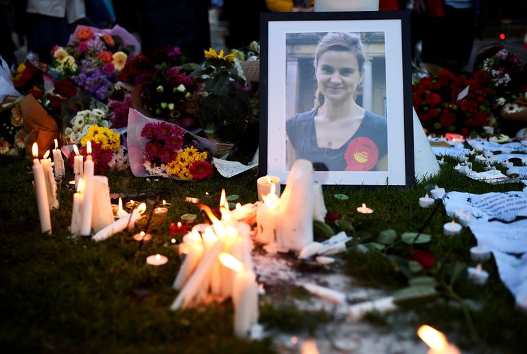 Lilled tapetud Briti parlamendisaadiku mälestuseks. Dylan Martinez / REUTERS / Scanpix