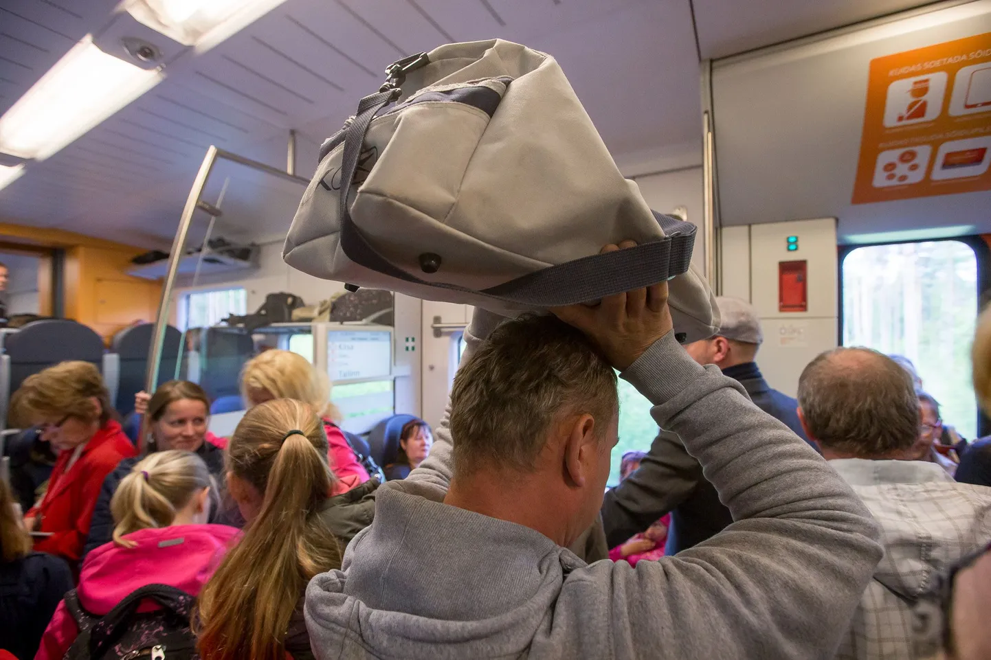 Hommikune Viljandi rong on alates Kohilast puupüsti täis.