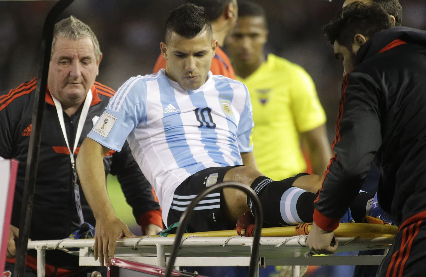Sergio Agüero pidi vigastuse tõttu kohtumise pooleli jätma.