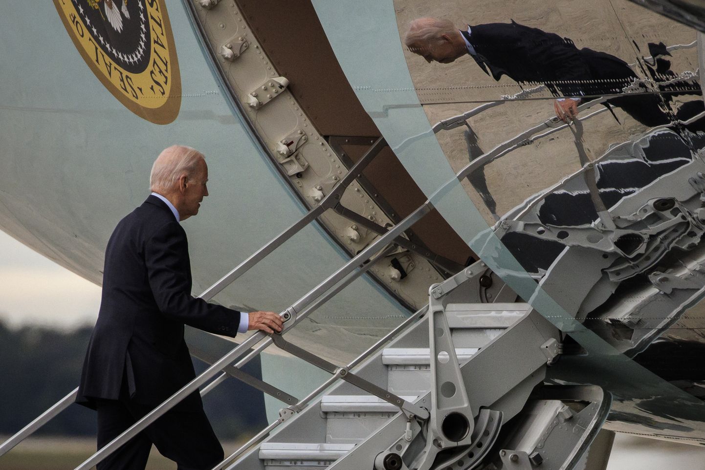 USA president Joe Biden lennukisse astumas.