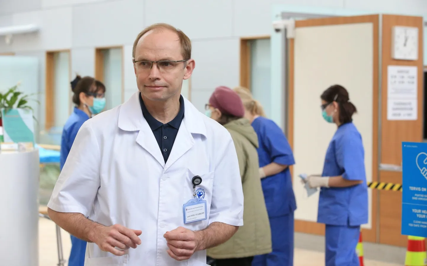 Professor Joel Starkopf veetis eile pika päeva kliinikumis ning kiirustas lõpuks arstitudengite lõpuaktusele. «Võimalust inimestega näost näkku suhelda tuleb nautida,» lausus ta.
